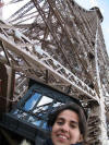 Clic en la foto para verla a toda pantalla: Liz debajo de la Torre Eifel en Par�s