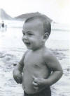 Clic en la foto para verla a toda pantalla: I�aki de beb� en la playa