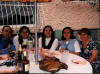 Clic en la foto para verla a toda pantalla: mi Pap� Salvador, Yoli, yo, Elizabeth y su Mam� Eve en un cumplea�os de mi hermana Yoli